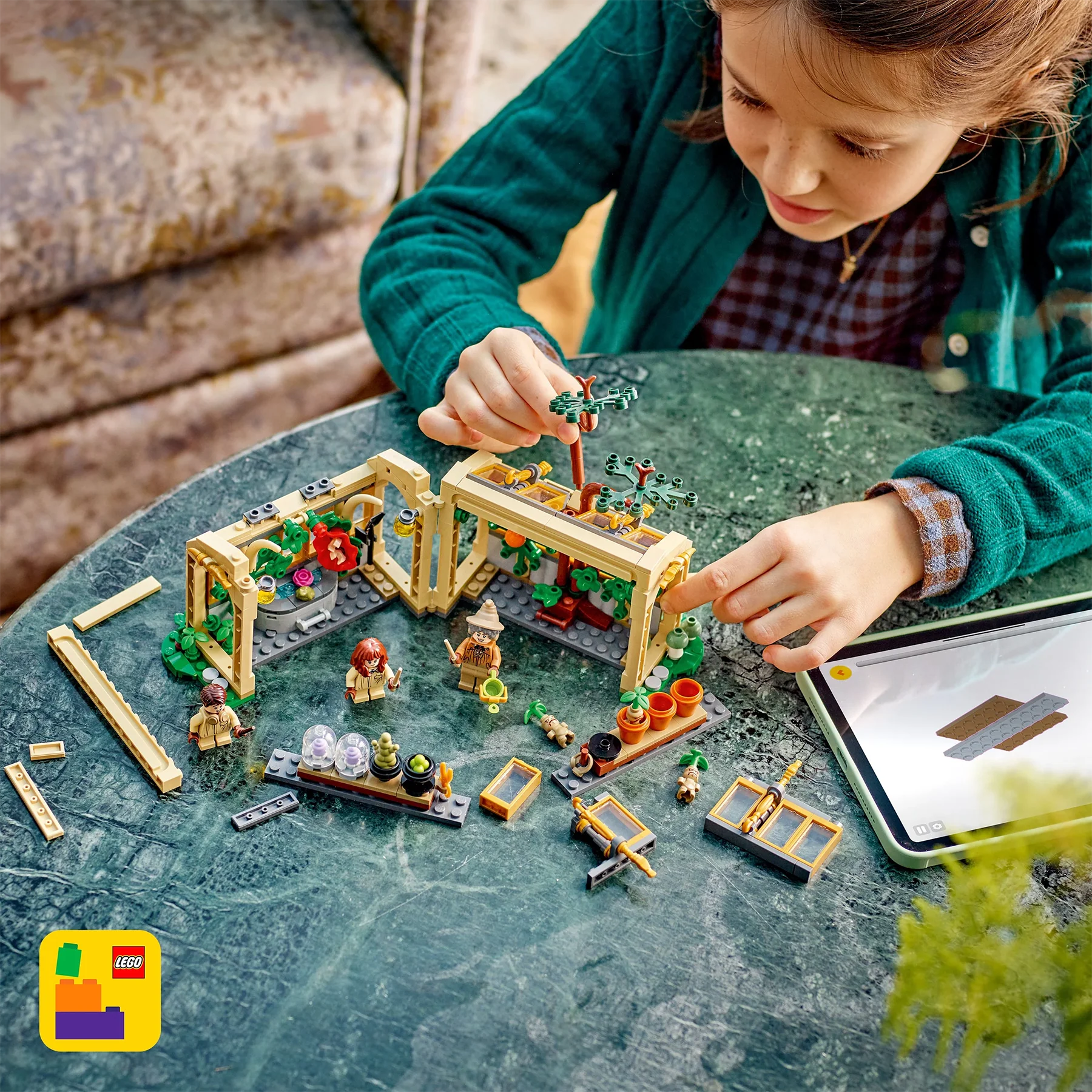Hogwarts Castle - Herbology Class LEGO - Image 8
